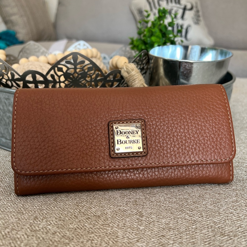 Dooney & Bourke peable leather wallet.